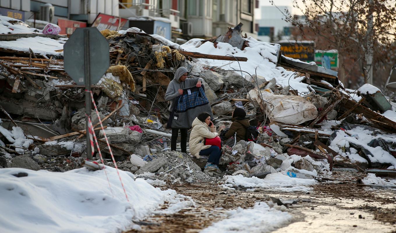 På vissa platser har vit nyfallen snö lagt ett täcke över förstörelsen. Foto: Emrah Gurel/AP/TT