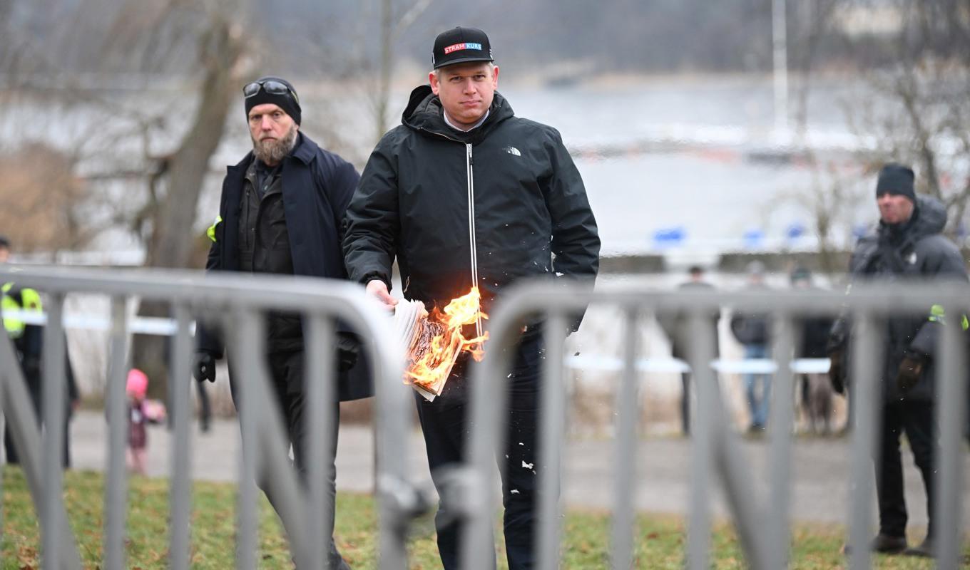På bilden syns den högerextreme politikern Rasmus Paludan bränna koranen utanför Turkiets ambassad för en tid sedan. Polisen har avslagit en ny ansökan om koranbränning på samma palts. Arkivbild. Foto: Fredrik Sandberg/TT