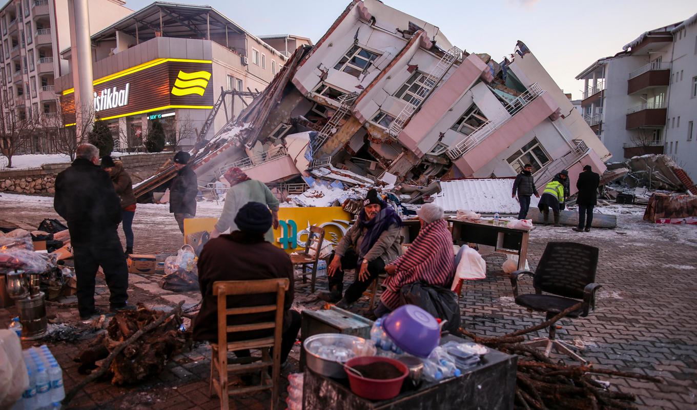 Människor vid en kollapsad byggnad i Golbasi i södra Turkiet på onsdagen. Måndagens jordskalv har krävt mer än 15 000 liv och dödstalen befaras fortsätta öka. Foto: Emrah Gurel/AP/TT
