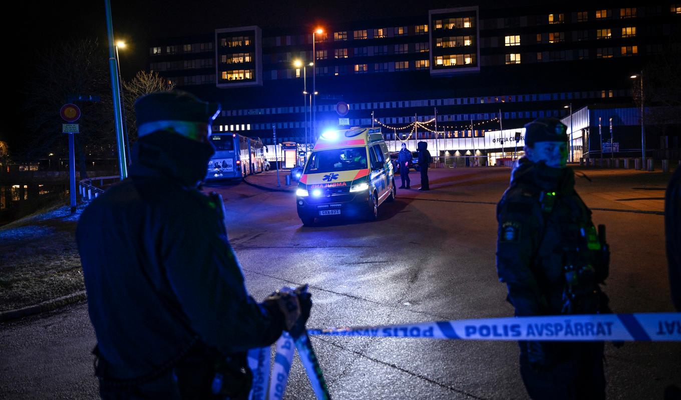 Polis och ambulans på plats i Botkyrka kommun utanför Stockholm. Foto: Henrik Montgomery/TT