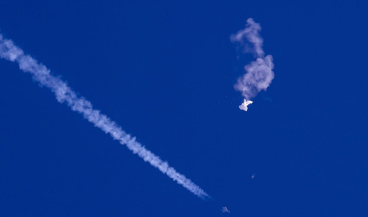 Den misstänkta spionballongen sköts ned strax utanför den amerikanska kusten. Foto: Chad Fish