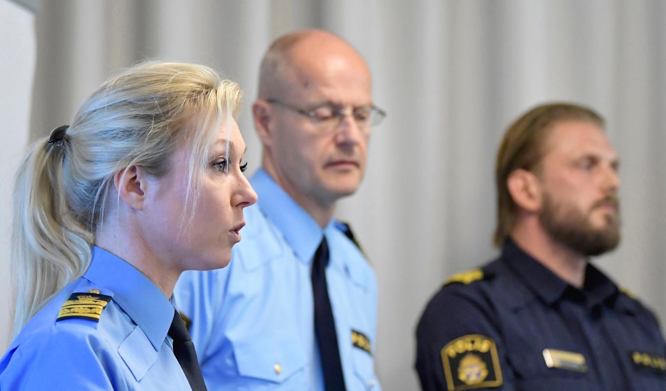 Linda Staaf, tidigare chef för underrättsenheten vid nationella operativa avdelningen (Noa) och Mats Löfving, dåvarande Noa-chef (mitten), under en pressträff 2019. Foto: Janerik Henriksson/TT