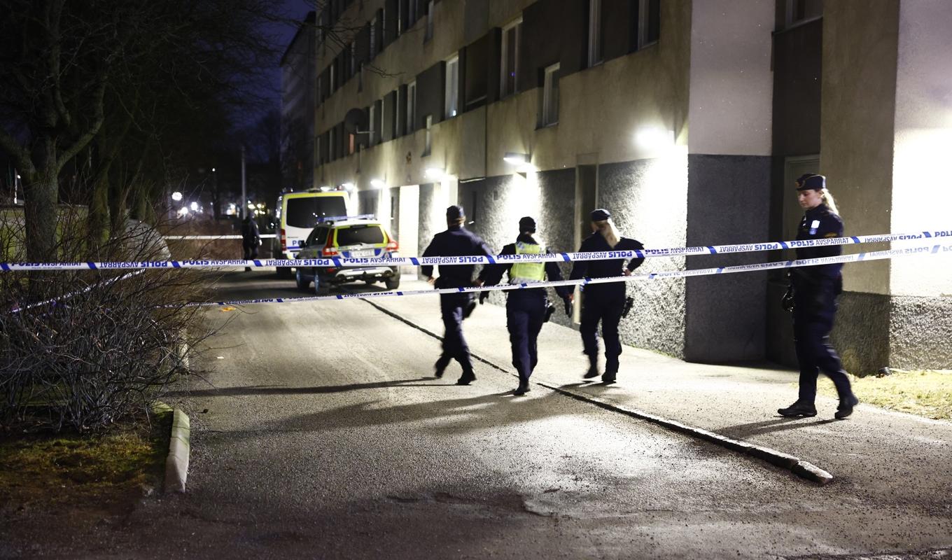 Poliser vid den avspärrade brottsplatsen i Stockholmsförorten Bredäng. Foto: Stefan Jerrevång/TT