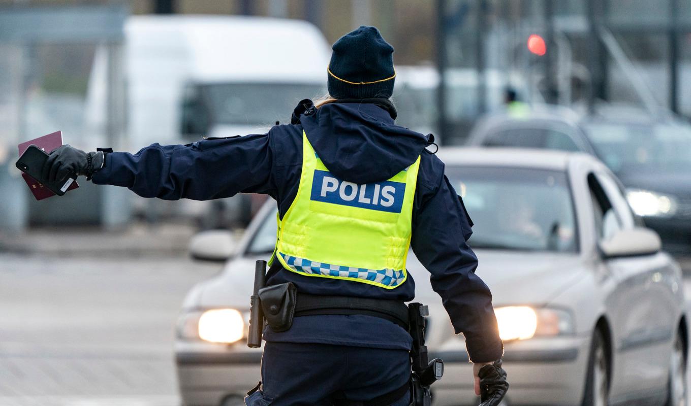 Regeringen vill ge polisen rätt att kroppsvisitera personer som reser in eller ut ur landet – utan att det finns en konkret brottsmisstanke. Arkivbild. Foto: Johan Nilsson/TT