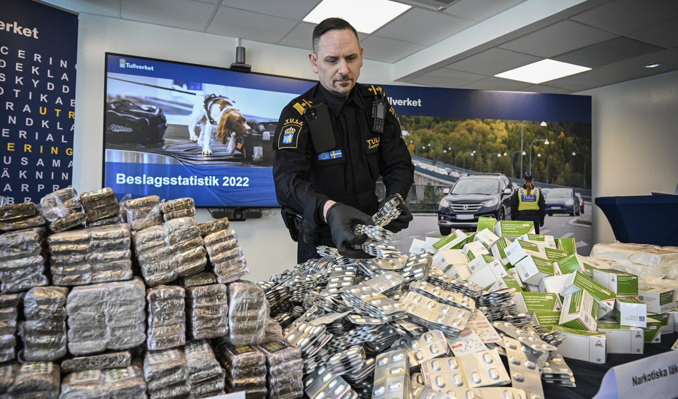 Adam Hübinette, chef för den yttre kontrollen på Arlanda flygplats, med beslag som Tullverket gjort under 2022. Foto: Anders Wiklund/TT