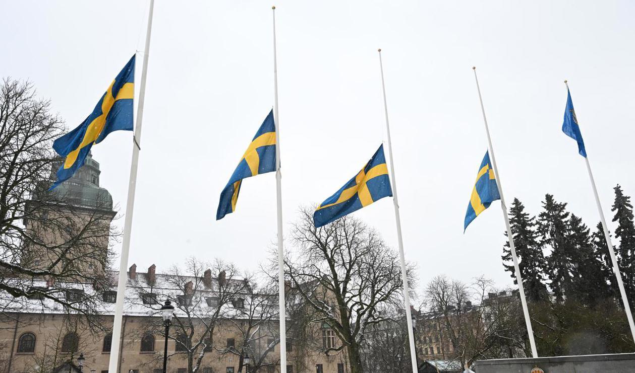 Polisen flaggade på halvstång och höll en tyst minut för Mats Löfving under torsdagen. Här utanför polishuset i Stockholm. Arkivbild. Foto: FREDRIK SANDBERG /TT