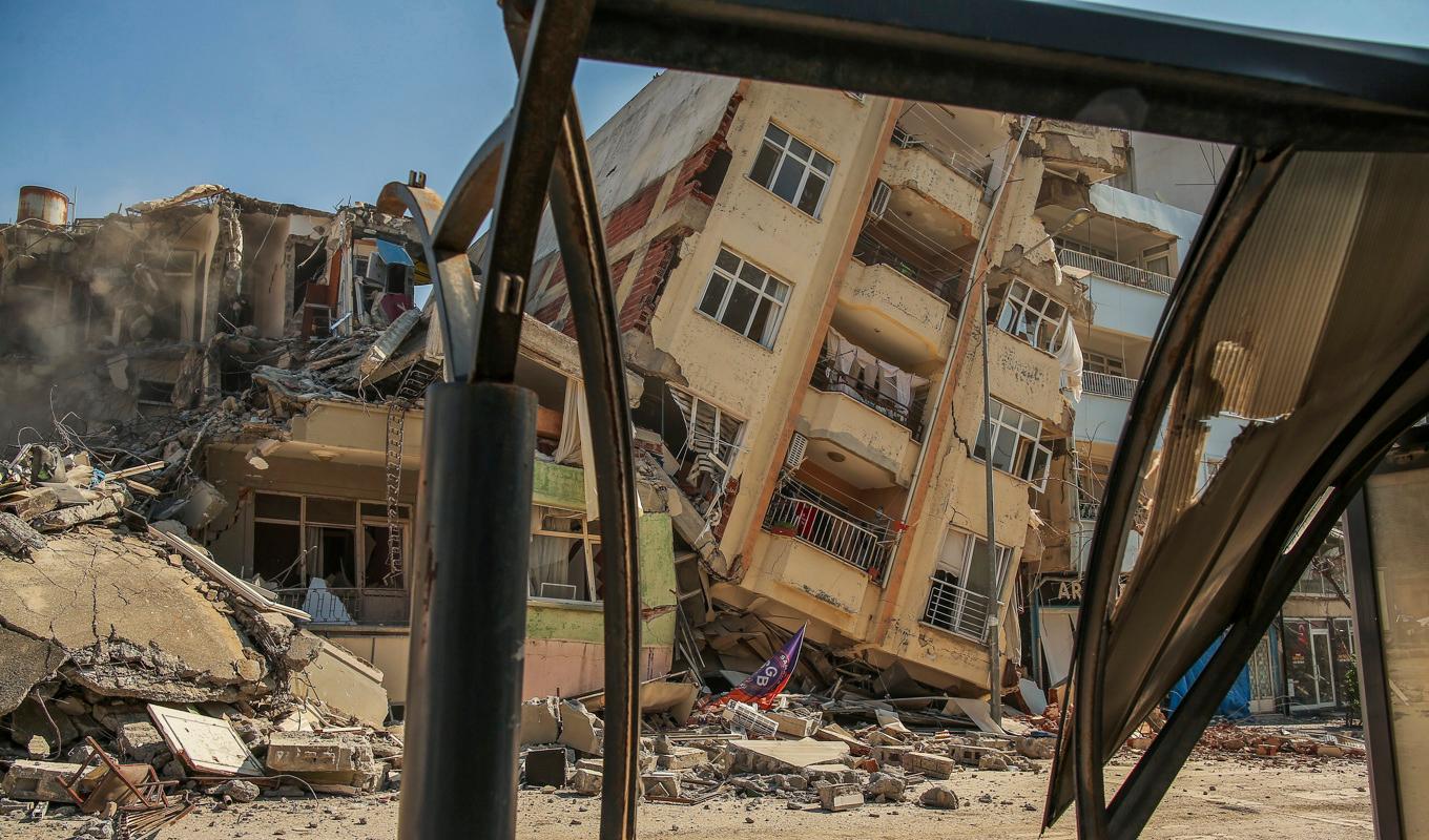 Ett förstört hus i Samandag i södra Turkiet. Foto: Emrah Gurel/AP/TT