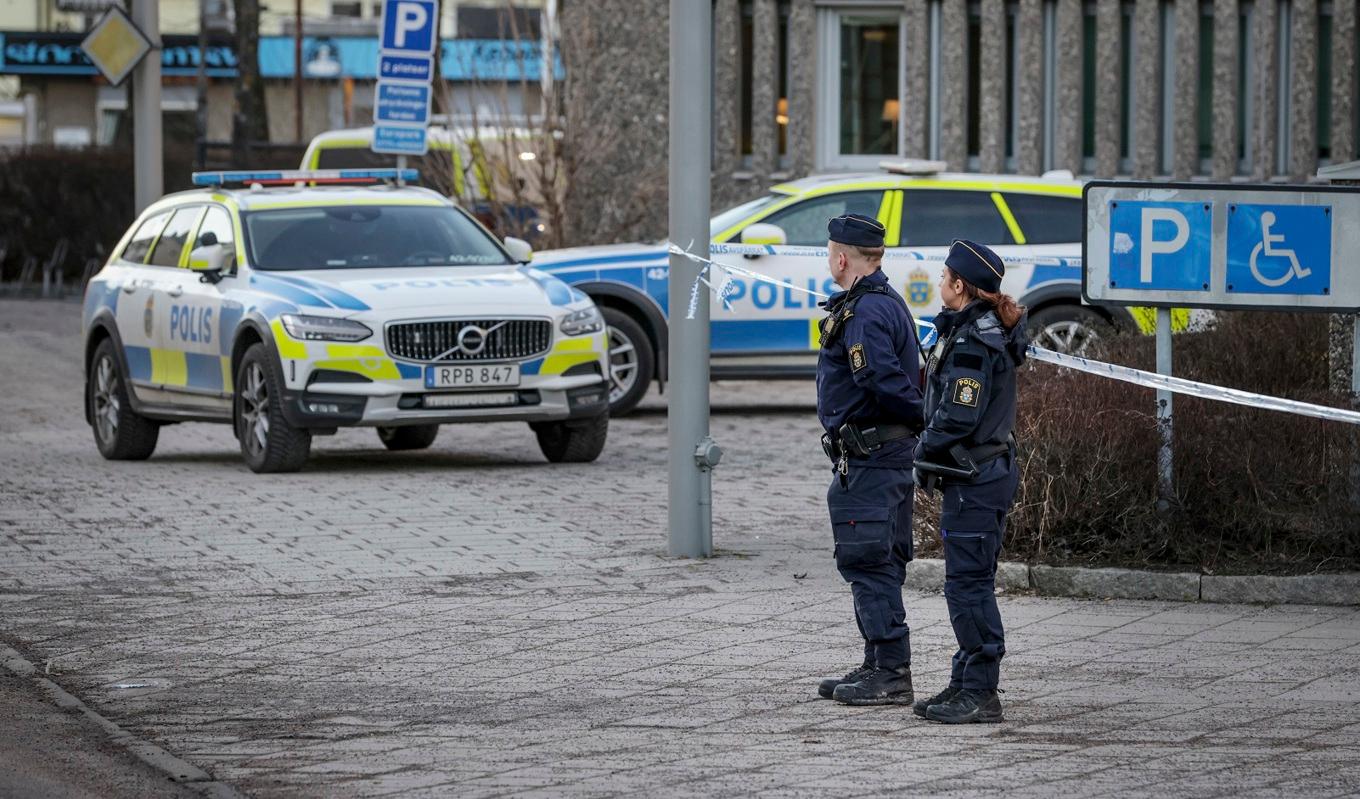 Magnus Andersson/TTPolis och avspärrning utanför polishuset i Norrköping efter att en person skadats av "ett vasst tillhygge", enligt polisen.