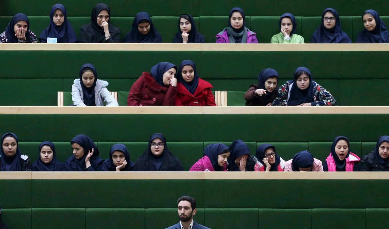 Kvinnliga skolelever i Irans huvudstad Teheran 2016. Foto: Vahid Salemi/AP/TT