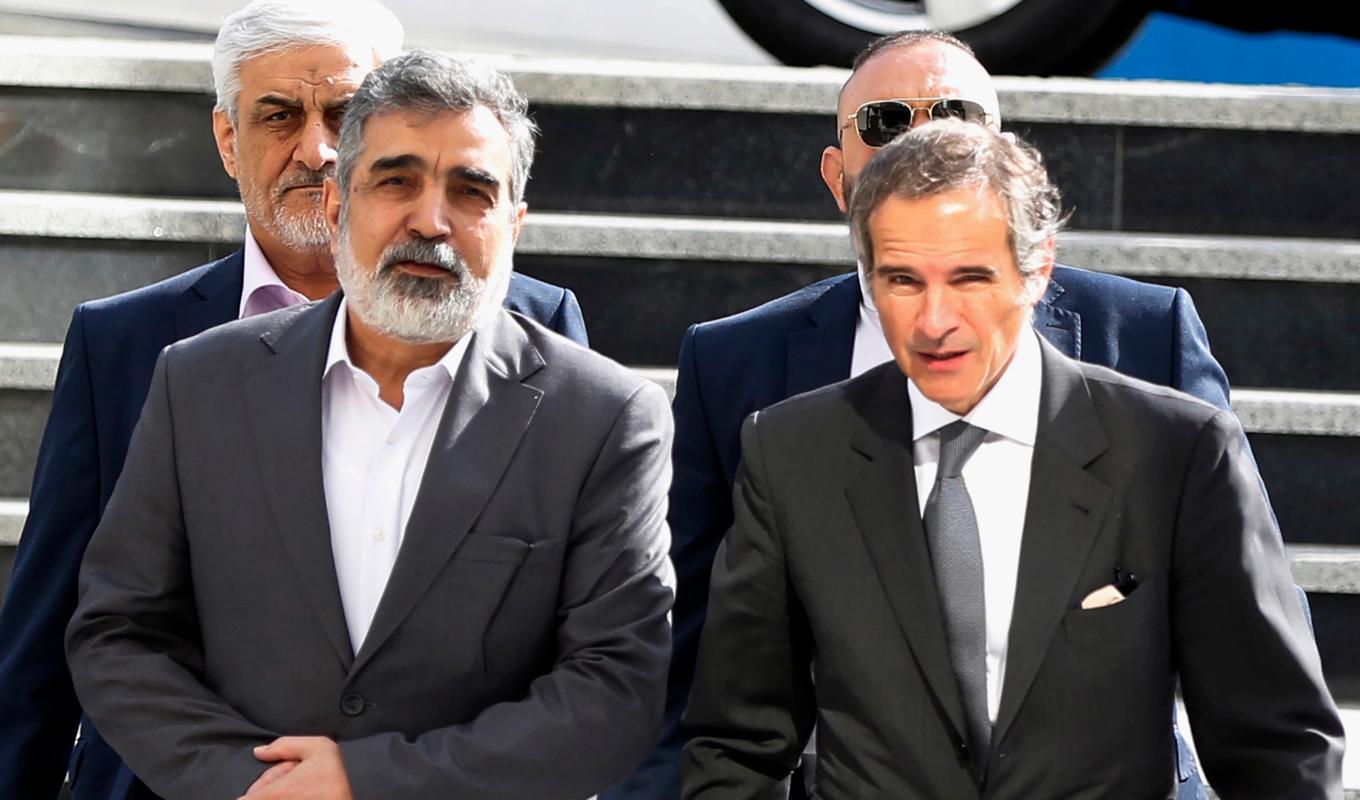 IAEA-chefen Rafael Grossi, till höger, anländer till ett möte med Mohammad Eslami, chef för Irans atomenergiorganisation (AEOI). Till vänster i bild är AEOI-talesmannen Behrouz Kamalvandi. Foto: Vahid Salemi/AP/TT