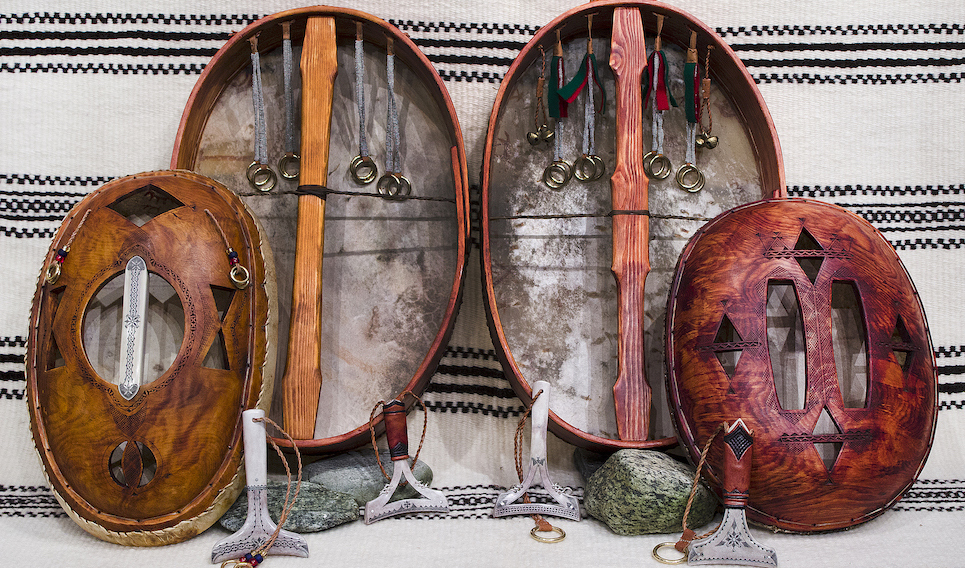 Två av Fredrik Prosts nytillverkade samiska ceremonitrummor. Prost följer traditionella tillverkningsmetoder och en trumma kan ta hundratals timmar att tillverka. Foto: Inge-Wiktoria Påve