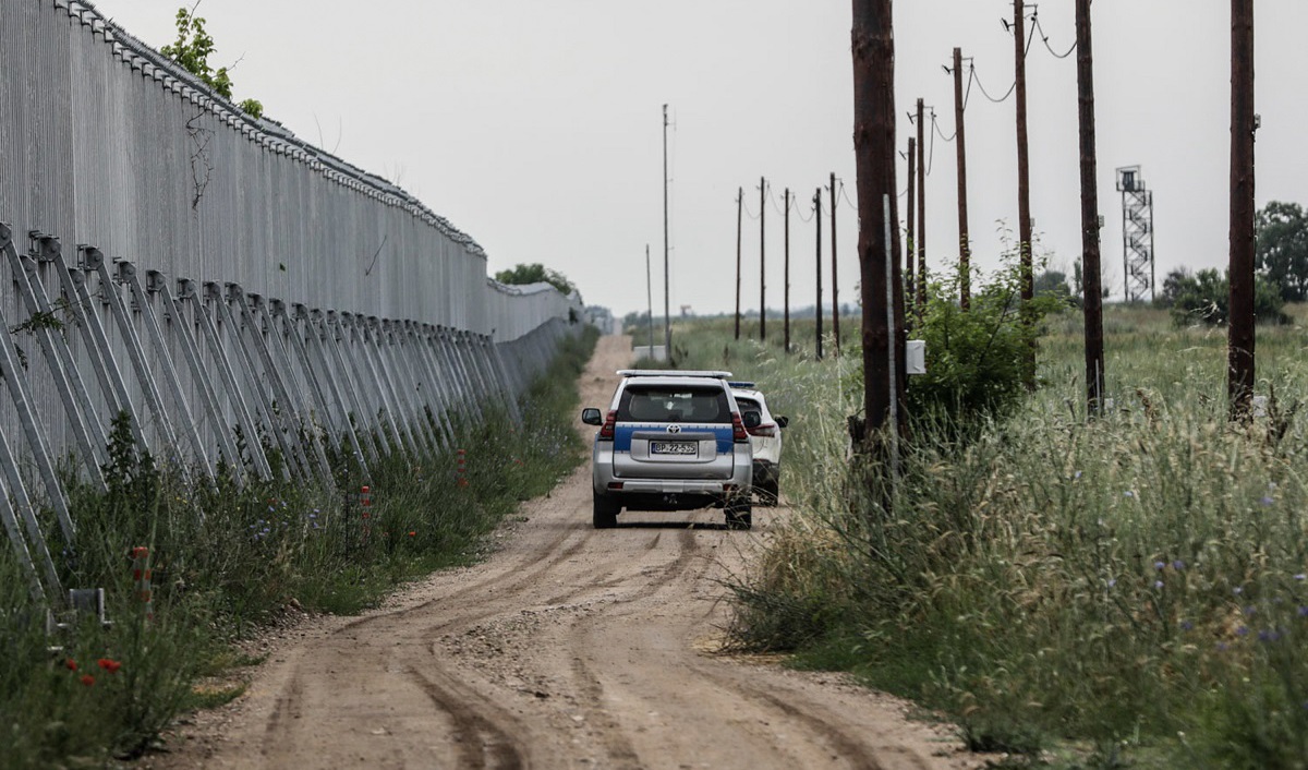 På bilden syns grekisk polis tillsammans med Frontex patrullera i Kastanies vid gränsen mellan Grekland och Turkiet den 14 juni 2021. Foto: Byron Smith/Getty Images