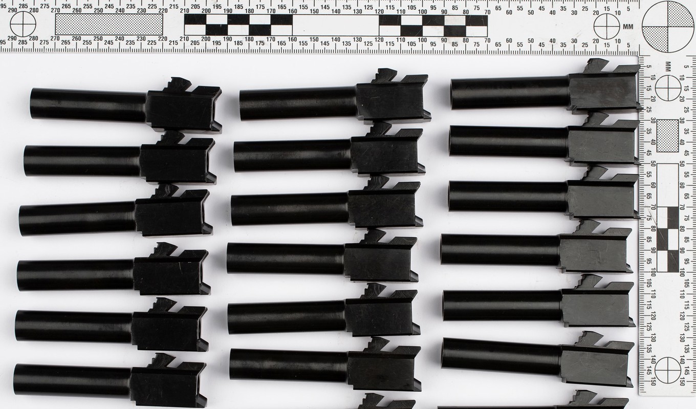 På bilden syns beslagtagna pipor till pistoler. Foto: Tullverket