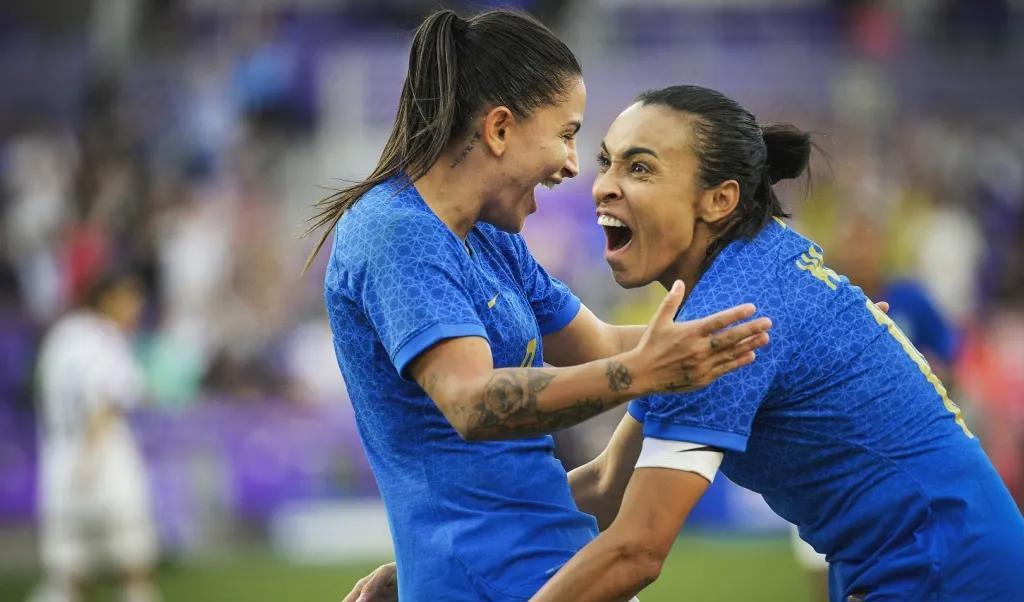 Brasiliens Debinha, vänster, firar sitt mål, ett mål som Marta, höger, spelade fram till i mötet med Japan i SheBelieves Cup i Orlando.Phelan M. Ebenhack/AP/TT