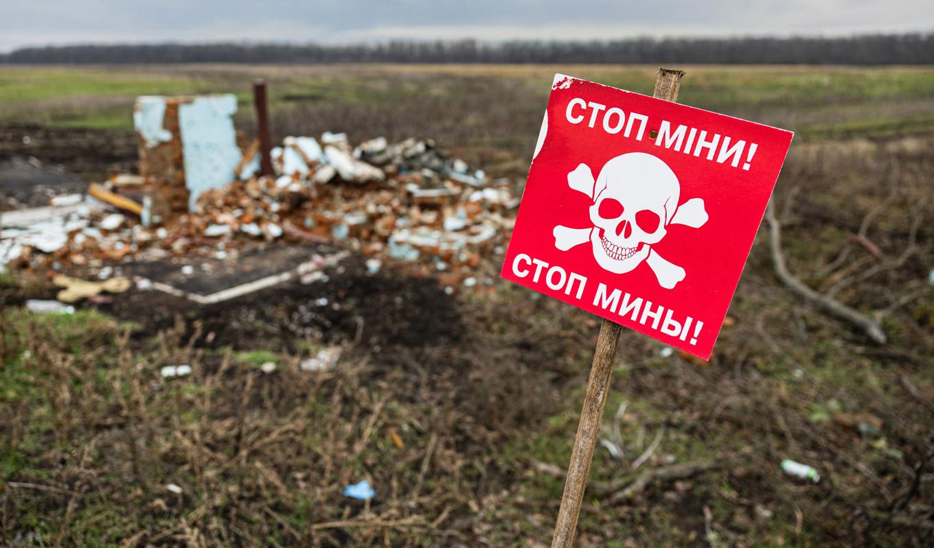 En skylt i regionen Donetsk i östra Ukraina varnar för minor. Skylten är skriven på både ryska och ukrainska. Foto: Sameer Al-doumy/Getty Images