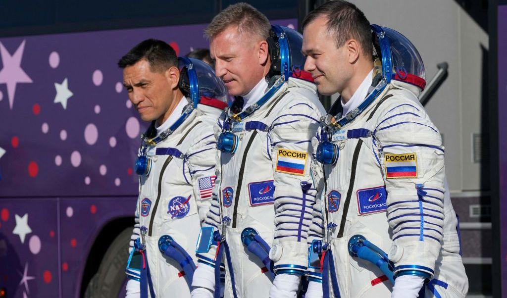 Kosmonauterna Sergej Prokopiev, Dmitrij Petelin och astronauten Francisco Rubio är strandsatta i rymden efter sin avfärd för Kazakhstan i september 2022. Foto: DMITRY LOVETSKY/POOL/AFP via Getty Images