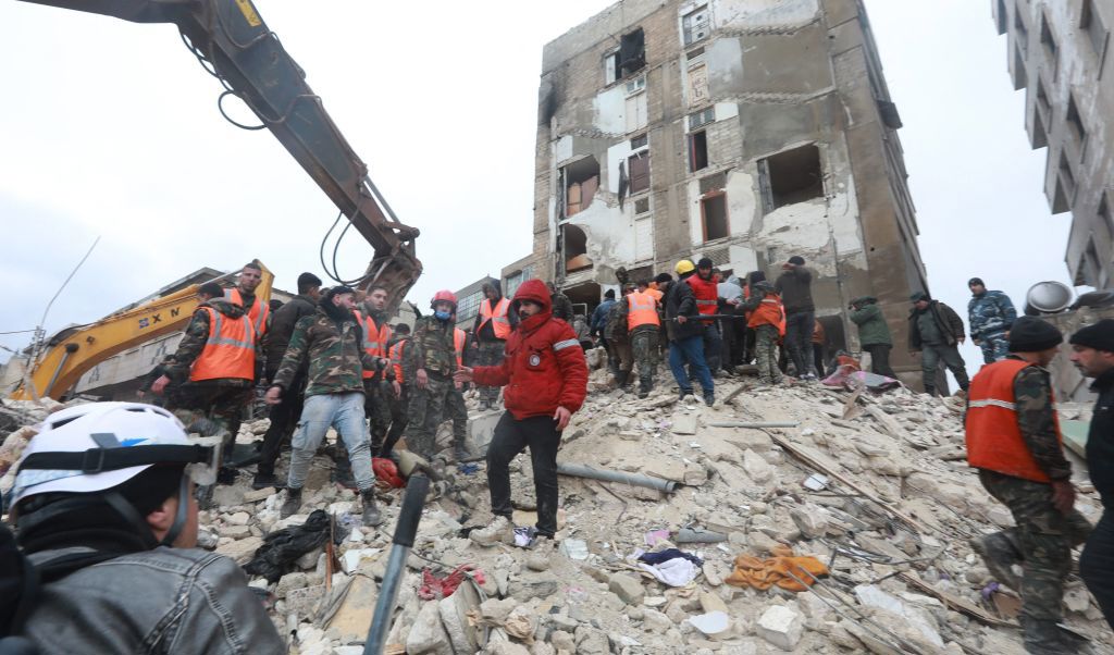 Turkisk militär upprättar en luftbro i de jordbävningsdrabbade regionerna i landets sydöstra del. Snöoväder, kyla och trafikstockning försvårar emellertid räddningsarbetet. Foto. LOUAI BESHARA/AFP via Getty Images