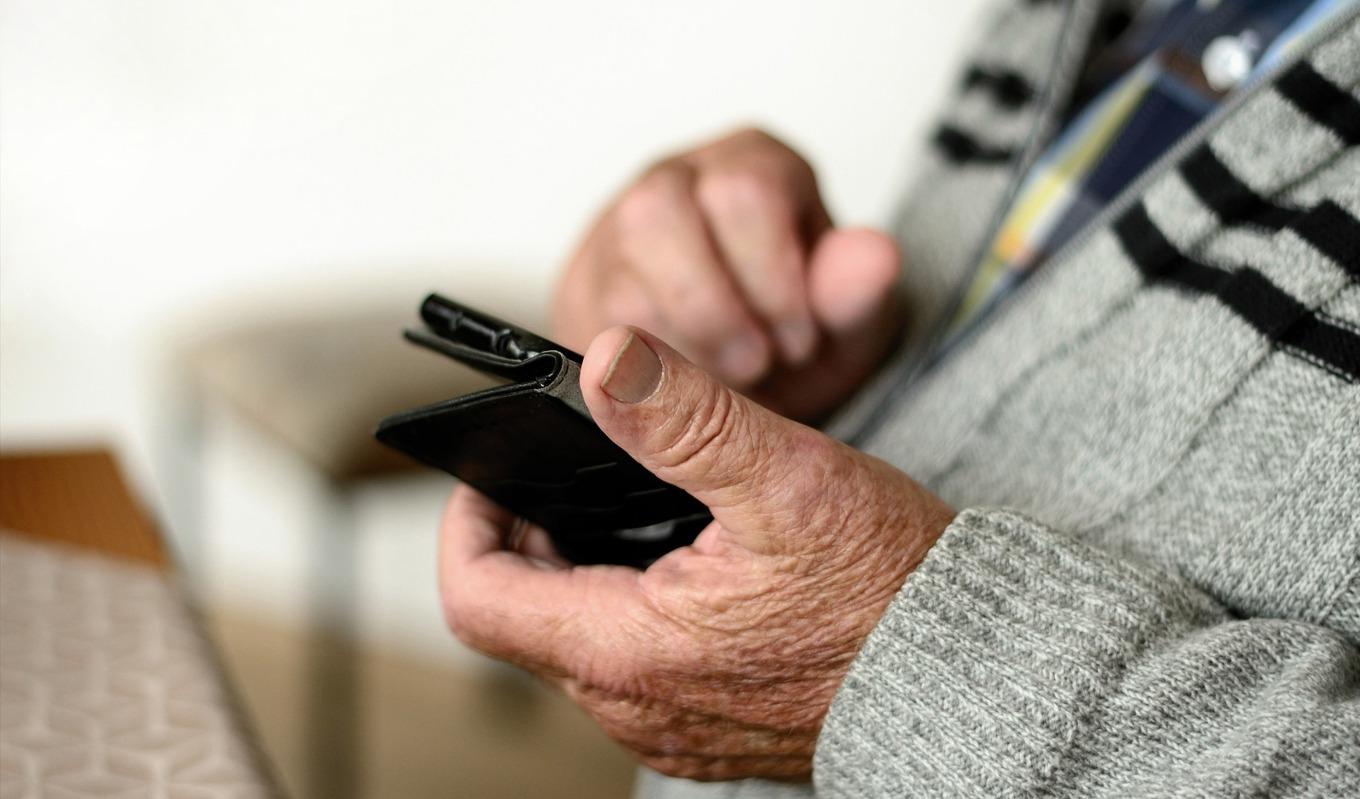 Många äldre personer drabbas av telefonbedrägerier. Foto: Pixabay