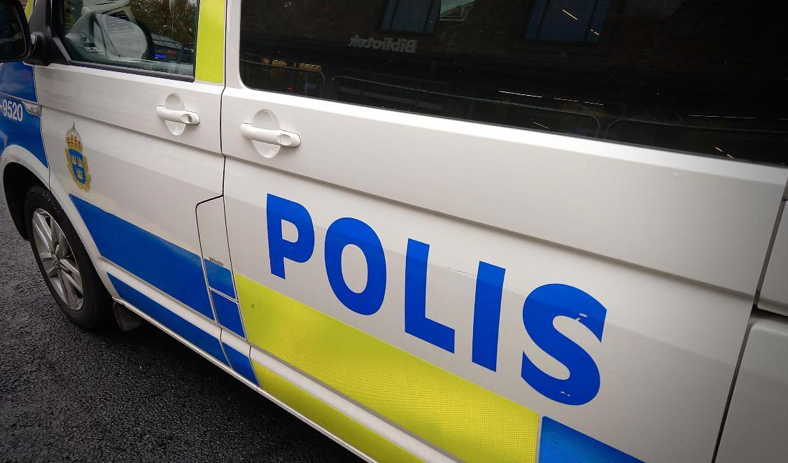 En entrédörr till ett företagshus i Helsingborg har sprängts. Foto: Epoch Times