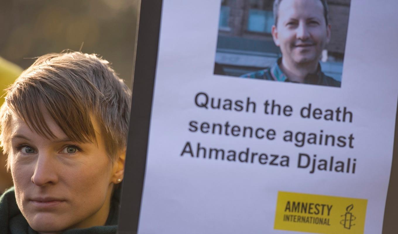Demonstration utanför Irans ambassad på Lidingö i Stockholm för den dödsdömde KI-forskaren Ahmadreza Djalali som greps av iransk polis under en föreläsningsresa till landet i april 2016. Foto: Hossein Salmanzadeh/TT
