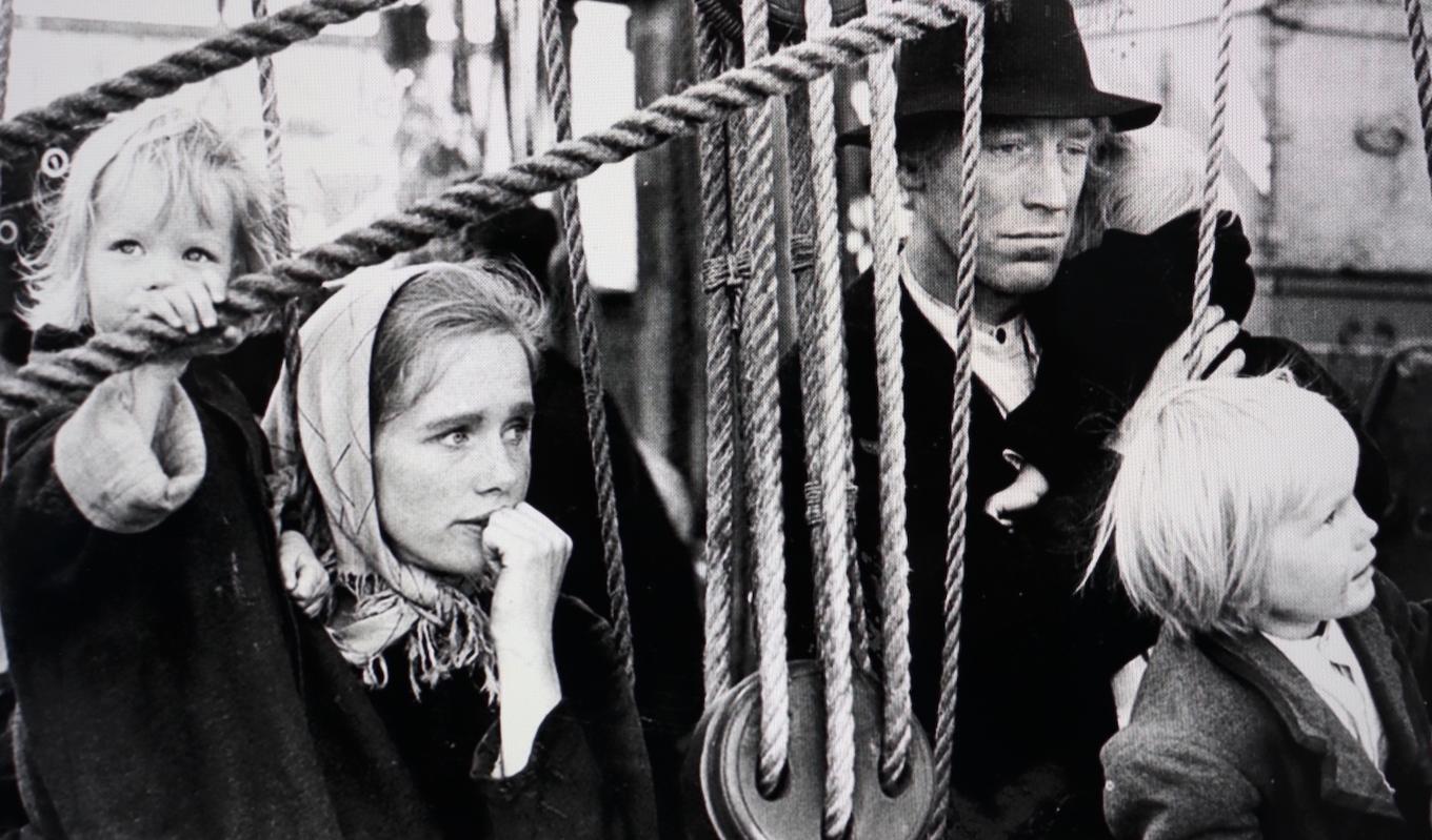 Kristina (Liv Ullman) och Karl-Oskar (Max von Sydow), med barn, under resan till Amerika i filmklassikern Utvandrarna.