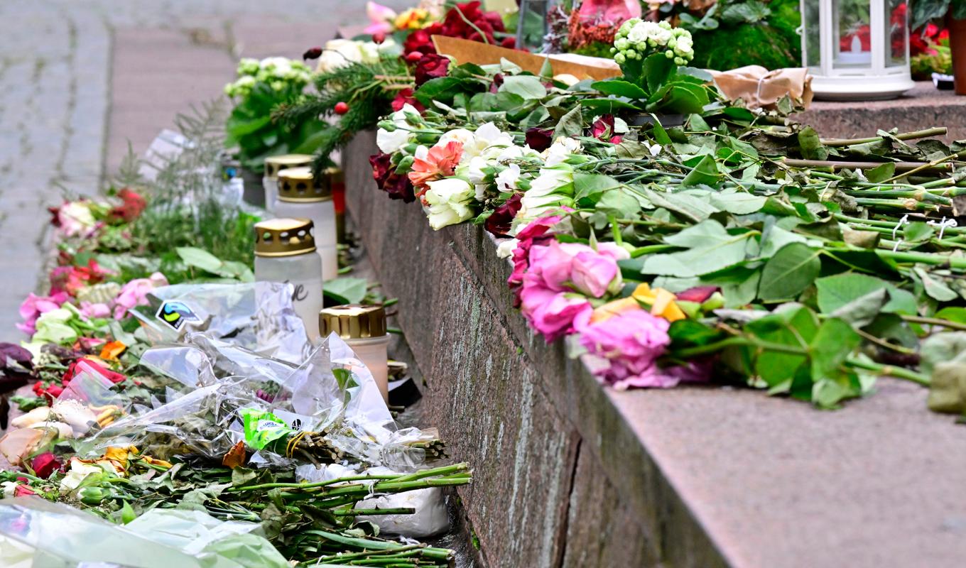Blommor och ljus på Storgatan i Vetlanda för att hedra Tove. Foto: Mikael Fritzon/TT