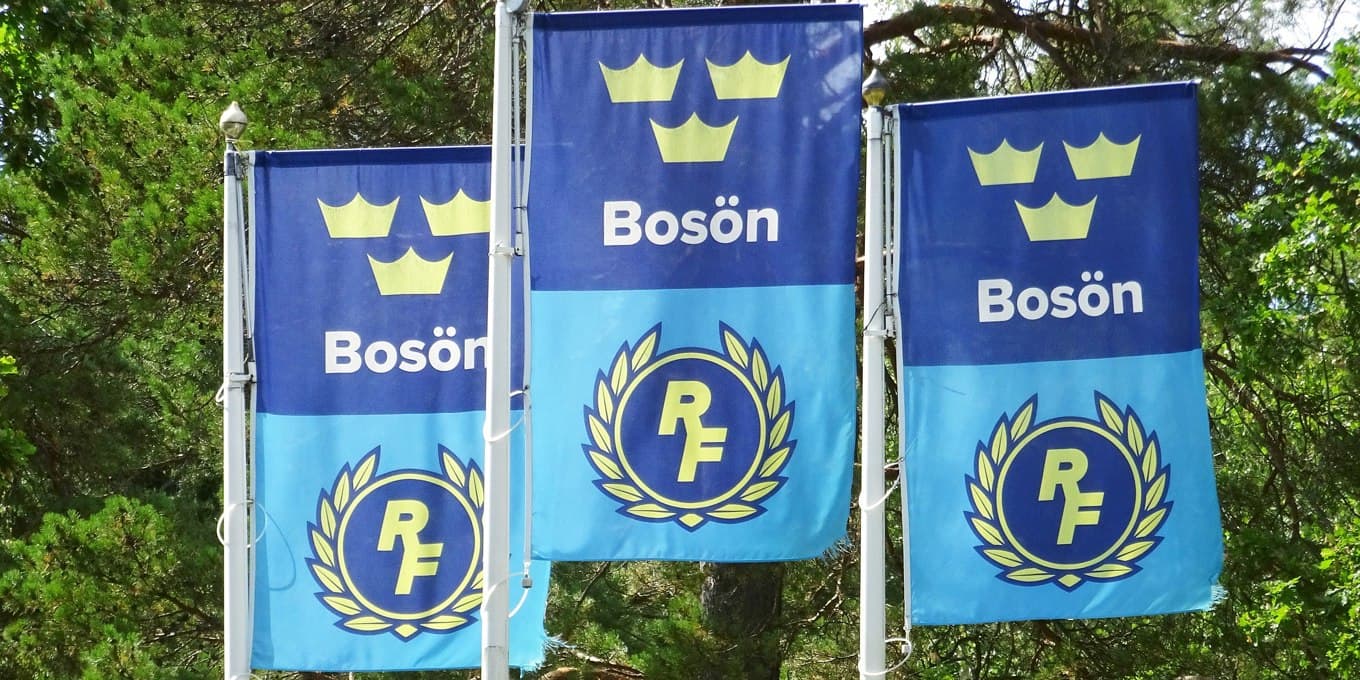 Riksidrottsförbundets logga på flaggor vid RF:s utvecklingscentrum Bosön. Foto: Wikimedia Commons
