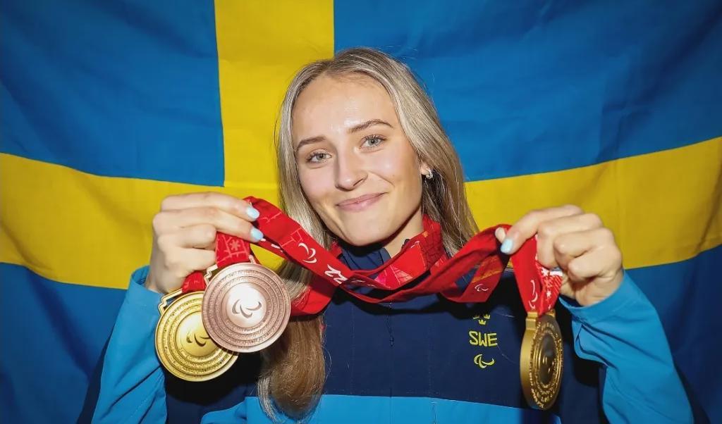 Paralympiska guld- och bronsmedaljören Ebba Årsjö vid hemkomsten från Peking.Foto: Christine Olsson/TT