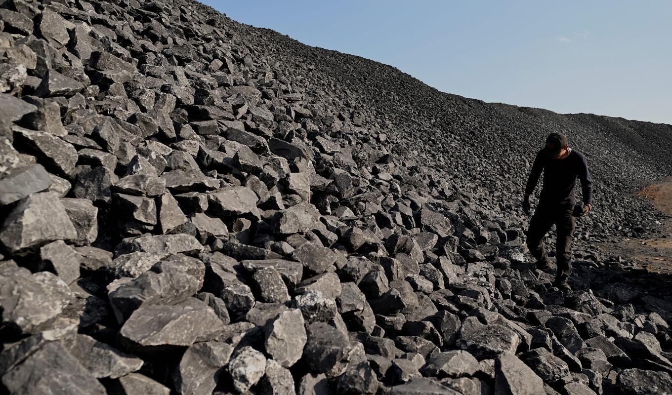 En kinesisk arbetare vid en kolgruva i Datong i Shanxiprovinsen i norra Kina. Landets kolkraft byggs ut kraftigt trots klimatlöften. Foto: Noel Celis/AFP via Getty Images