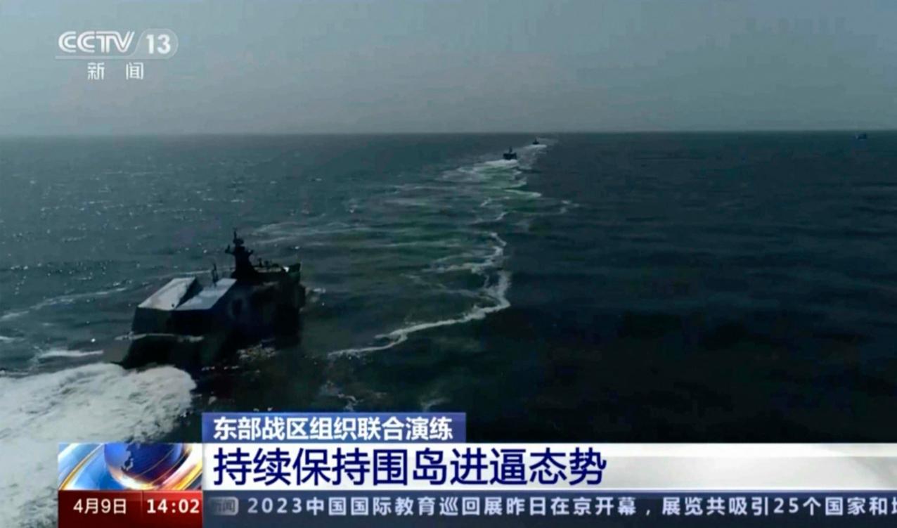 Kinesiska örlogsfartyg deltar i övningen på bilden som den statliga kinesiska tv- kanalen CCTV tillhandahållit. Foto: CCTV/AP/TT