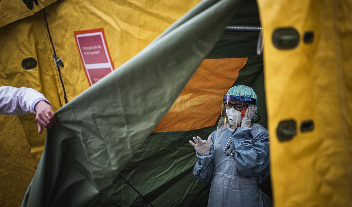 En läkare vid Sophiahemmet i Stockholm inuti ett tält där man gör covid-19-tester. Bilden är tagen den 7 april 2020. Foto: Jonathan Näckstrand/AFP via Getty Images