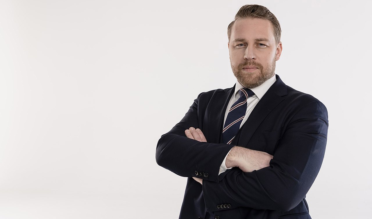 SD-ledamoten Mattias Karlsson kallar de senaste årtiondenas invandringspolitik ett elitprojekt i en debattartikel för Expressen. Foto: Landstingshuset (CC BY-SA 4.0)