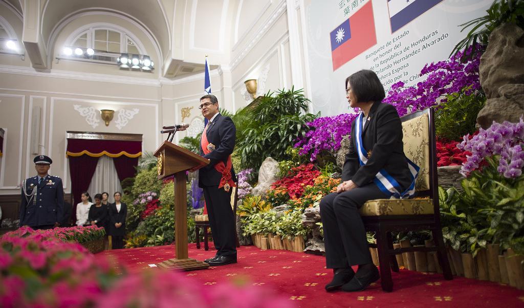 Taiwans president Tsai Ing-wen är värd för en statsbankett för Honduras president Juan Orlando Hernandez, i talarstolen, den 3 oktober 2016. Foto: Creative Commons