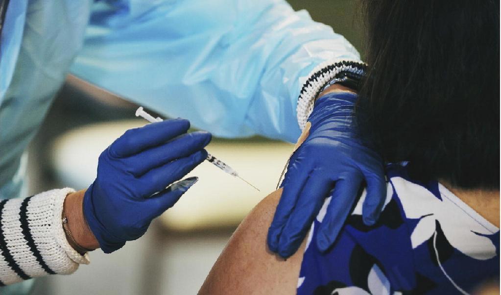 En ung person i Värmland dog tre veckor efter att ha vaccinerat sig mot covid-19. Foto: Joe Raedle/Getty Images