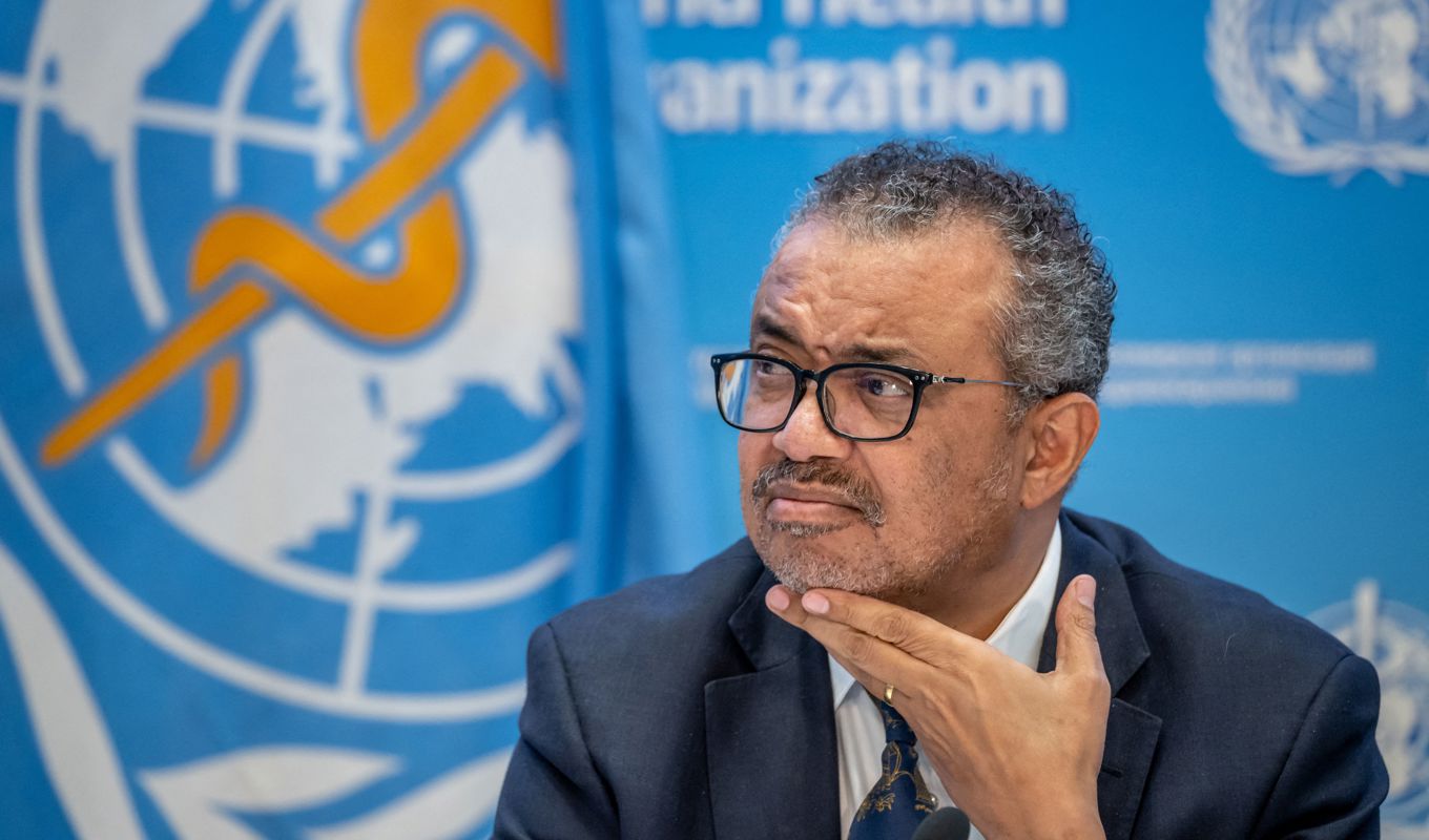 WHO:s generaldirektör, Tedros Adhanom Ghebreyesus, förespråkade munskydd mot covid-19, trots att infektionsläkare länge vetat att dessa inte skyddar mot små viruspartiklar.Foto: Fabrice Coffrini/AFP via Getty Images