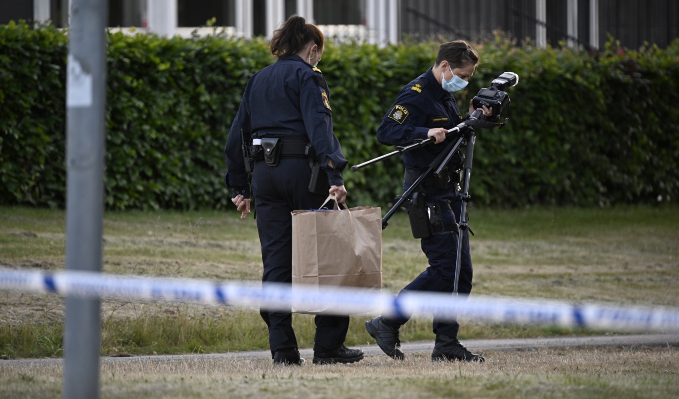 Polis och kriminaltekniker i området i Ängelholm där en tioårig flicka i måndags blev attackerad med kniv. Arkivbild. Foto: Johan Nilsson/TT