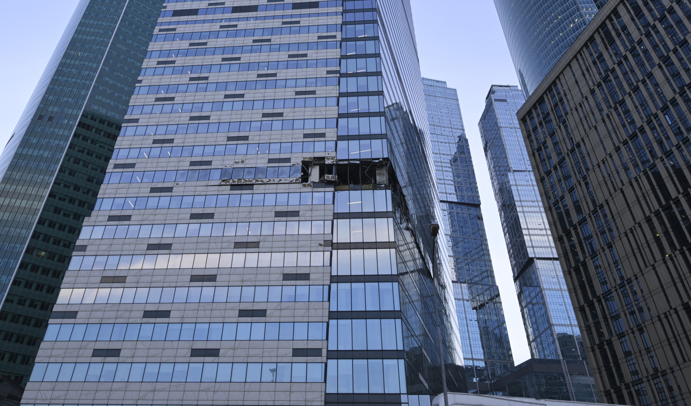 Skador på en byggnad i Moskva efter en tidigare attack slutet av juli. Arkivbild. Foto: AP/TT