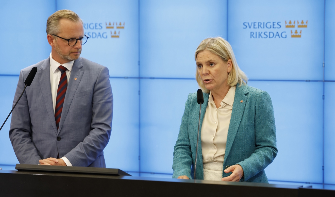 Socialdemokraternas partiledare Magdalena Andersson och finanspolitiska talesperson Mikael Damberg presenterar skattenyhet. Foto: Christine Olsson/TT