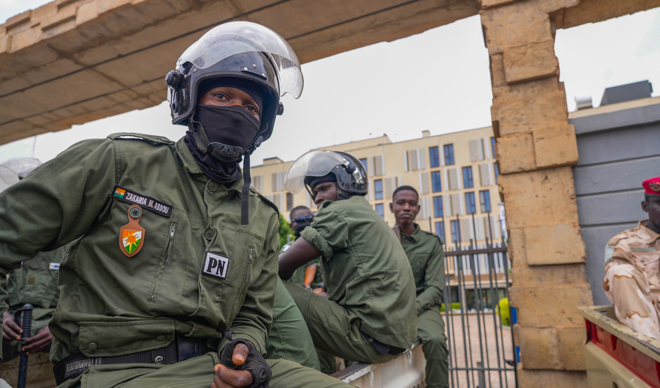 Poliser i Nigers huvudstad Niamey. Fotot är taget 21 augusti. Foto: Sam Mednick/AP/TT