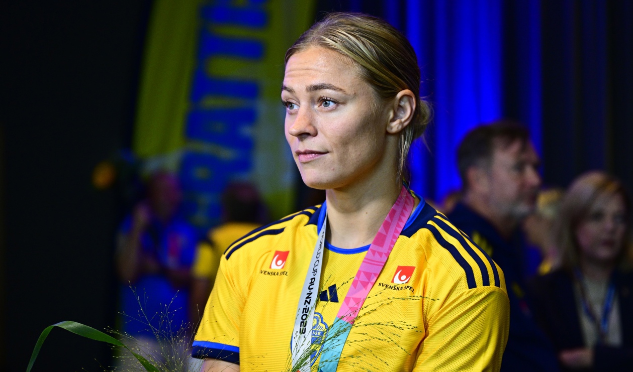 Fridolina Rolfö, med VM-bronset runt halsen, har nu opererats i knät. Arkivbild. Foto: Magnus Lejhall/TT