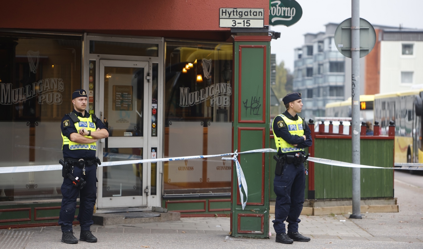 Avspärrningar utanför puben i Sandviken. Foto: Henrik Hansson/TT