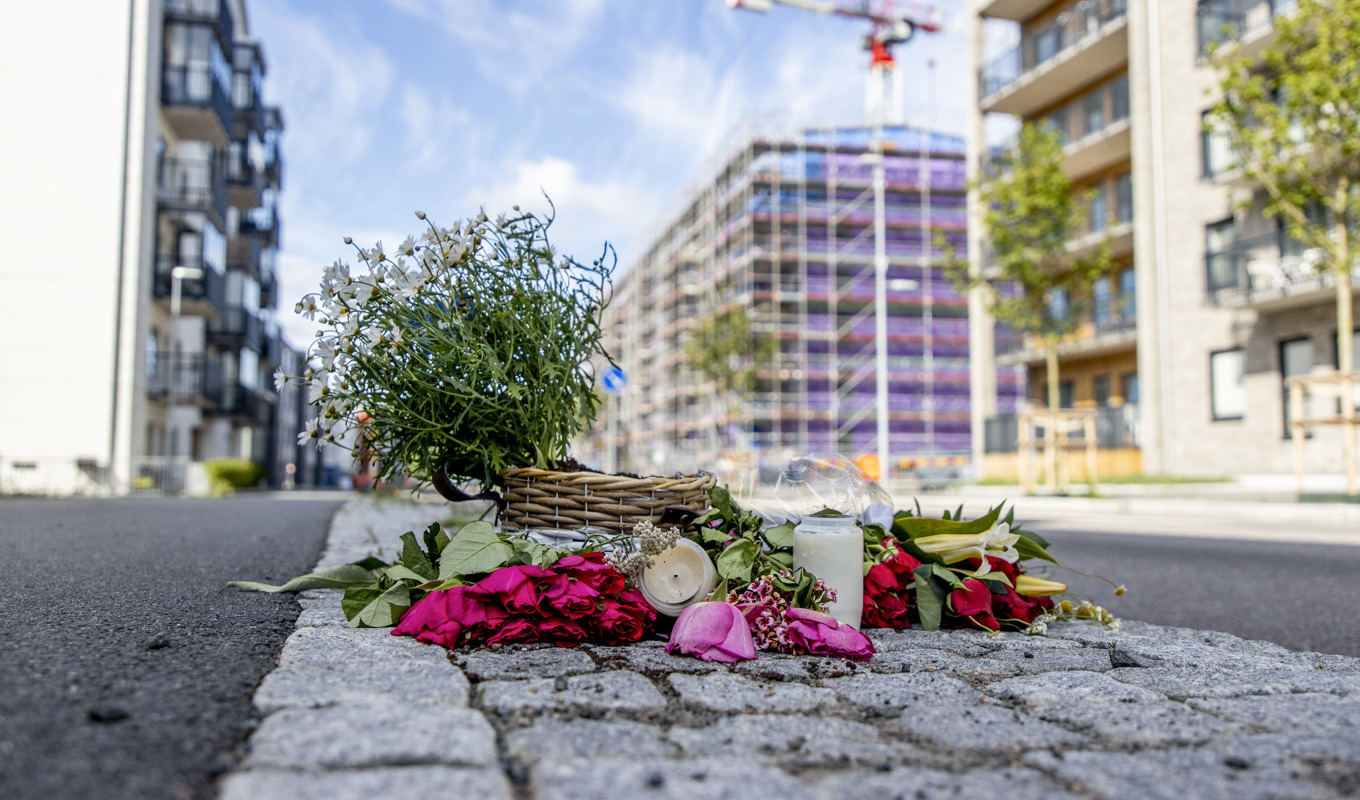 Blommor på platsen där mamman och hennes pojkvän blev påkörda förra året. Arkivbild. Foto: Adam Ihse/TT