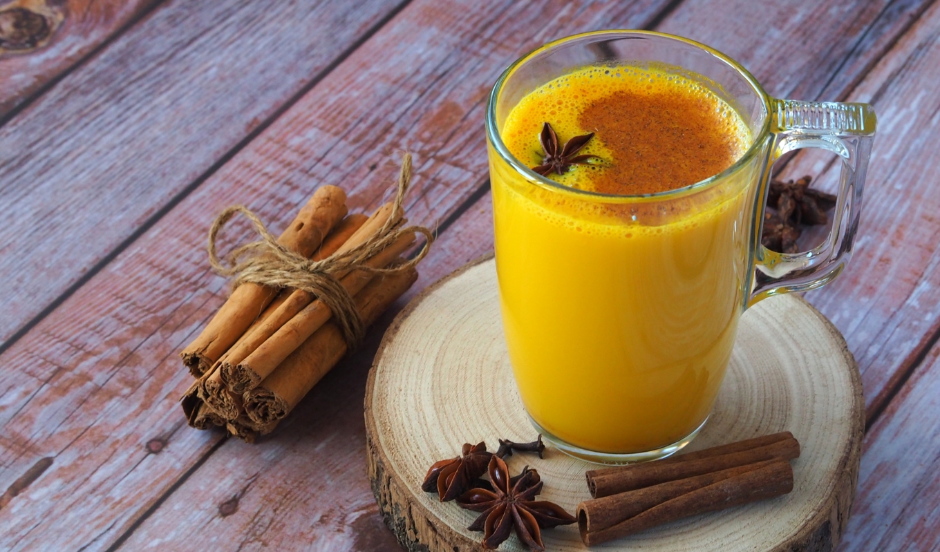 Gurkmeja har mycket starka antiinflammatoriska egenskaper och är gott att blanda i såväl kalla som varma drycker. Foto: Shutterstock