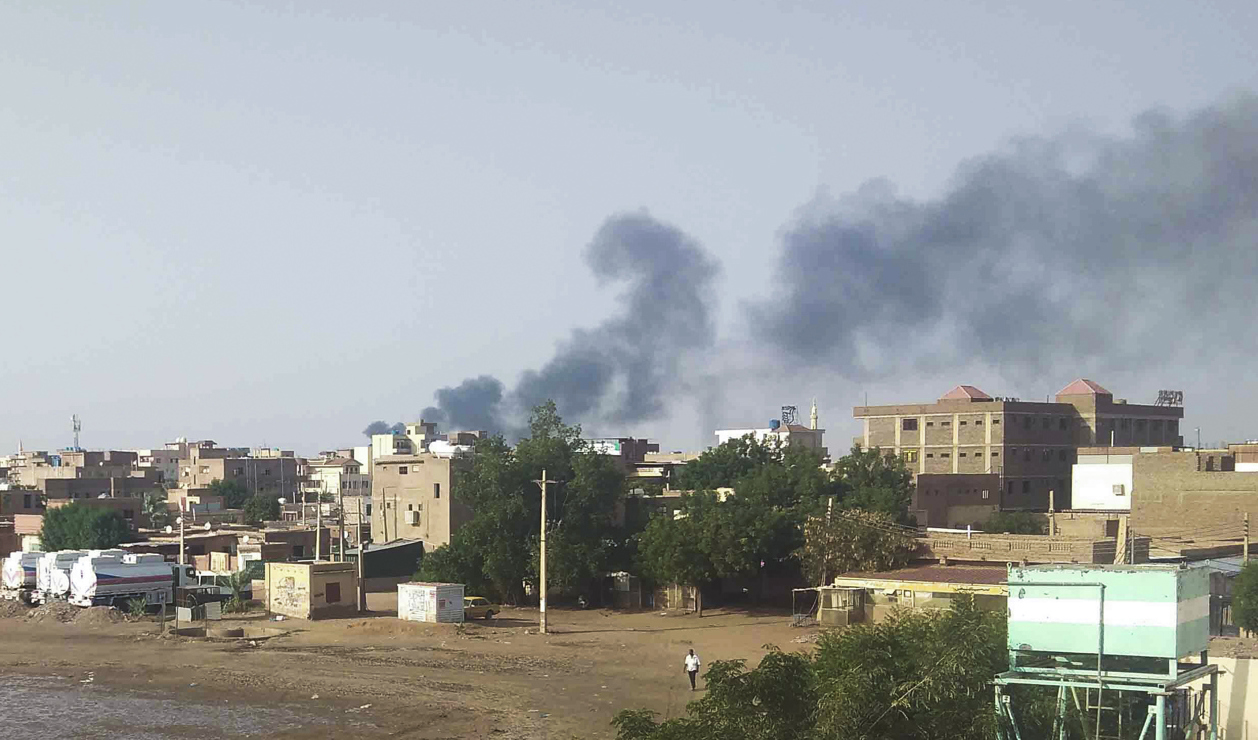 Rök över Sudans huvudstad Khartum där förstörelsen är stor. Arkivbild. Foto: AP/TT