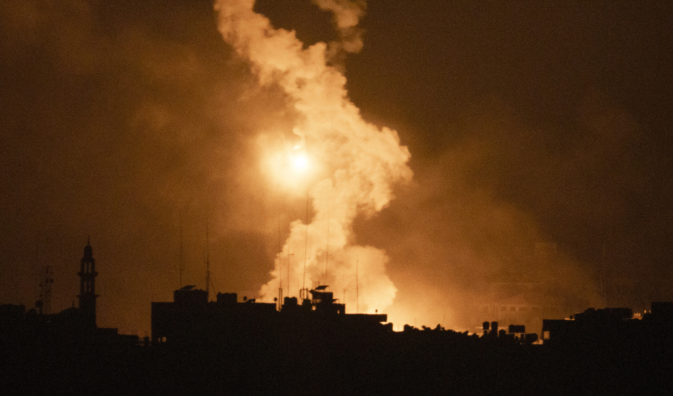 Rök och eld stiger från Gazaremsan sent på måndagen. Foto: Leo Correa/AP/TT