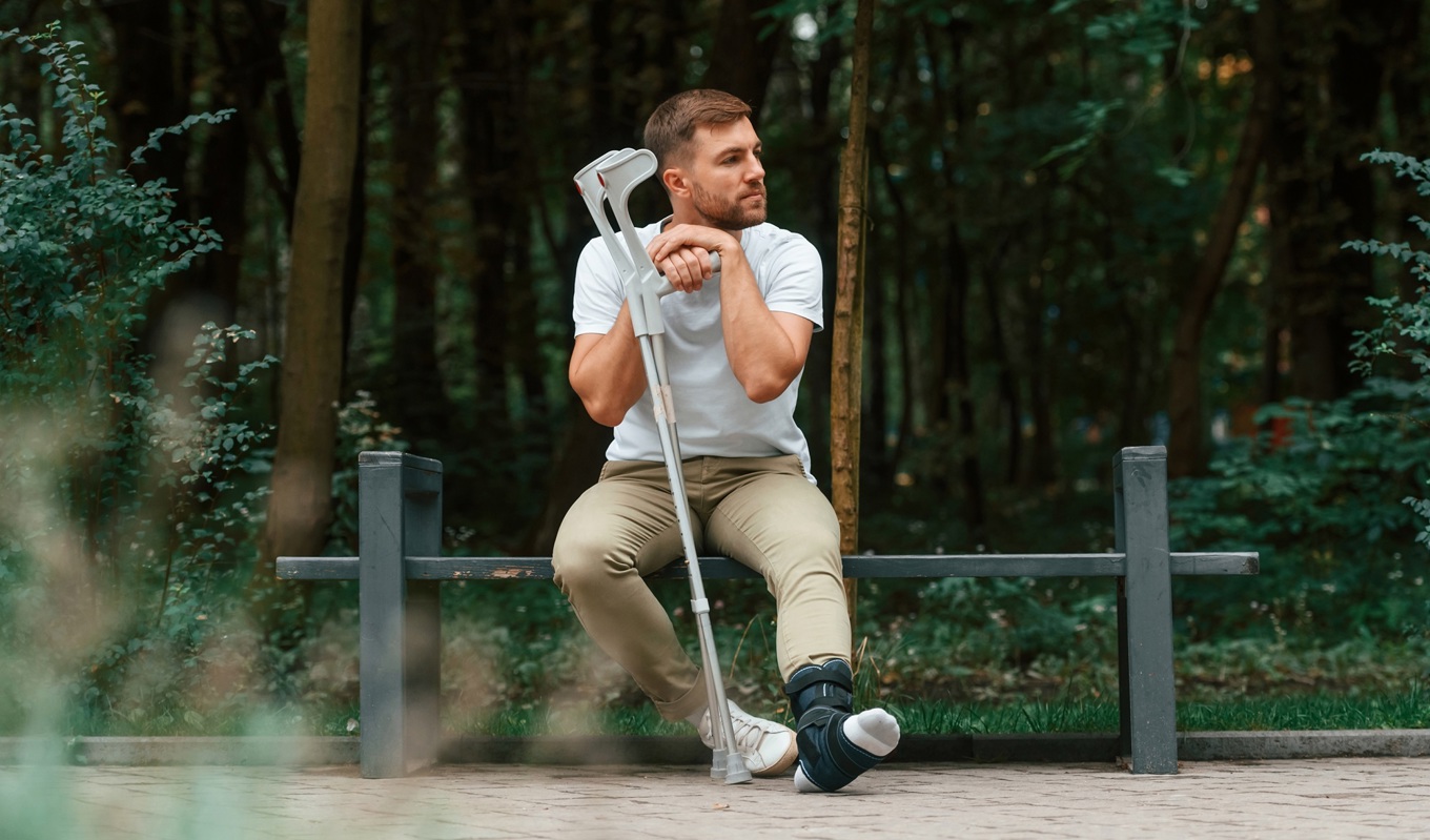 Om en anställd blir sjukskriven efter skada på fritiden får arbetsgivaren betala sjuklön i två veckor. Från 2025 tas arbetsgivarens högkostnadsskydd bort. Foto: Shutterstock