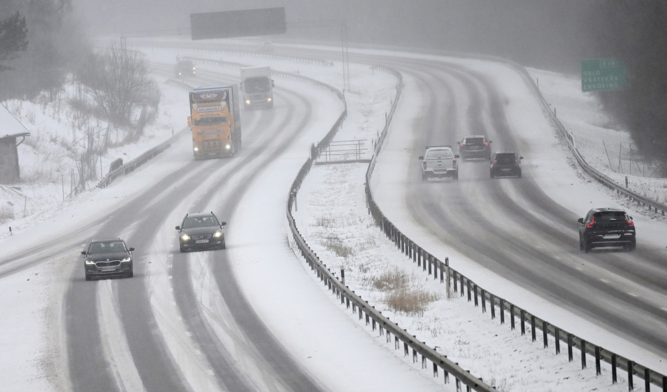 Det blir mycket snö över stora delar av Sverige dagarna före jul och SMHI varnar för besvärliga trafikförhållanden. Men vädret blir bättre och snön kommer att ligga kvar i nästan hela landet på julafton. Arkivbild. Foto: Fredrik Sandberg/TT