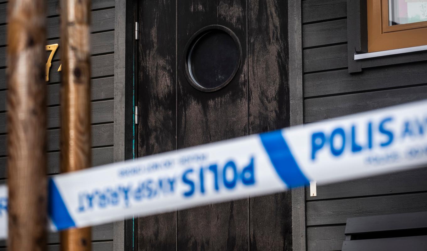 Avspärrningar utanför en villa i Tullinge där två kvinnor sköts till döds i mitten av oktober. Arkivbild. Foto: Magnus Hjalmarson Neideman/SvD/TT