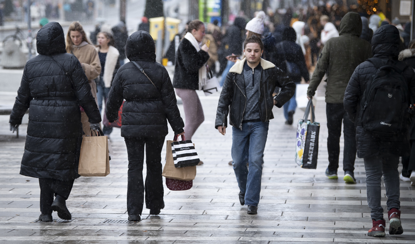 Årets Black week gav inte någon ökad optimism bland e-handlarna. Här Black friday på Drottninggatan i Stockholm. Foto: Mikaela Landeström/TT