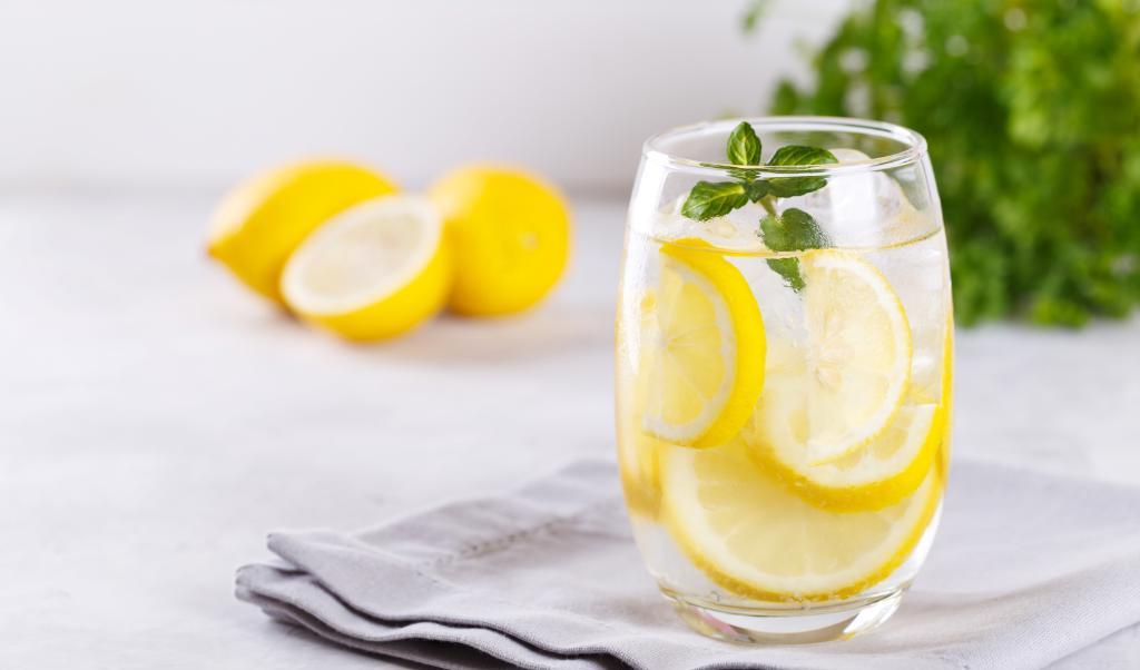 Att starta dagen med citronvatten är ett utmärkt sätt att öka vitaliteten, få mer energi och rensa ur systemet. Foto: Anda Ambrosini